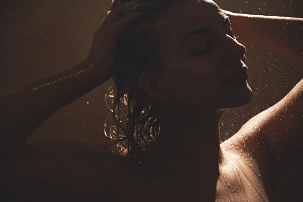 Beautiful Satisfied European Woman Washes Away Shampoo Head Hair Bathroom — Stock Photo, Image