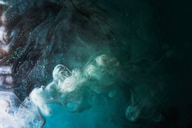 Yeşil mavi soyut dış uzay dalgalı denizi. Dalgalar, sıçramalar ve damlalar. Galaktik okyanusun gizemli gizemli derinlikleri