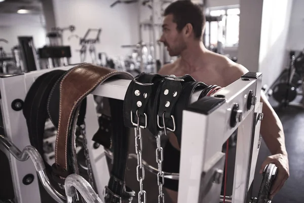 残忍なボディビルダーのワークアウト スポーツ栄養と機器の概念で筋肉を汲み上げる裸の胴を持つ筋肉の強い運動能力の男の肖像 — ストック写真