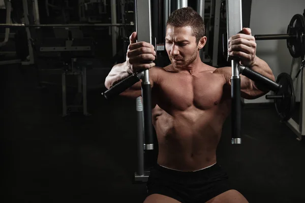 Ritratto Atleta Fitness Uomo Con Corpo Muscolare Esercizi Attrezzature Sportive — Foto Stock