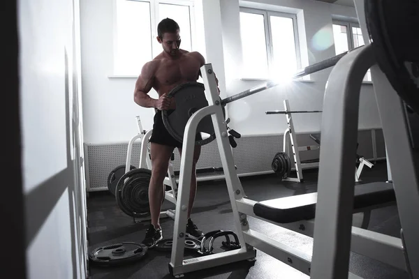 Muskelsterk Atletisk Mann Med Naken Overkropp Som Pumper Opp Muskler – stockfoto