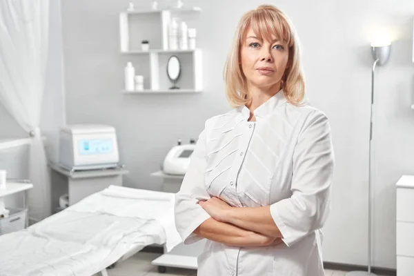 Ritratto Medico Professionista Successo Dermatologo Donna Nel Suo Salone Bellezza — Foto Stock