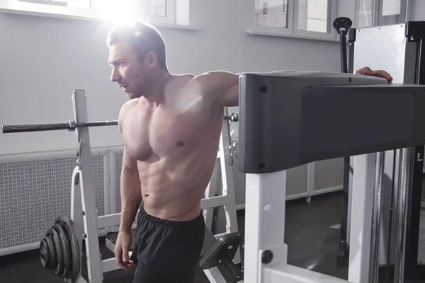 Retrato Del Hombre Atlético Fuerte Muscular Con Torso Desnudo Bombeando — Foto de Stock