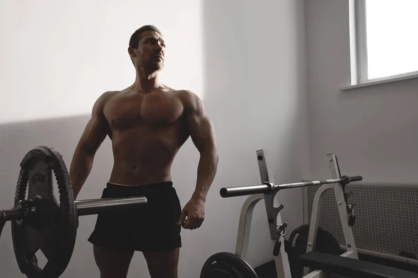 Retrato Homem Atlético Forte Muscular Com Tronco Bombeando Músculos Ginásio — Fotografia de Stock