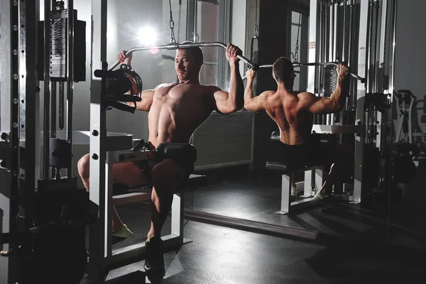 Retrato Fitness Atleta Hombre Con Cuerpo Muscular Hace Ejercicios Sobre — Foto de Stock