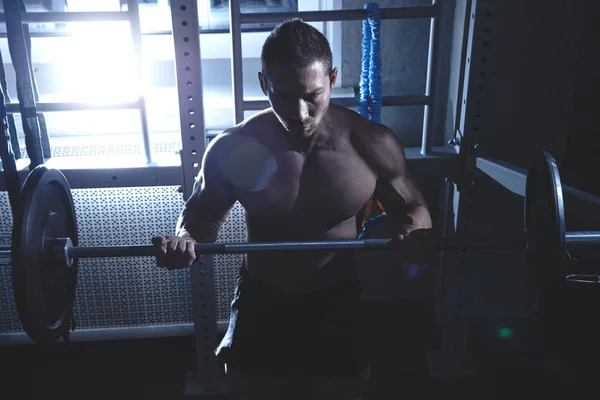 Homem Atlético Forte Muscular Com Torso Bombeando Músculos Ginásio Musculação — Fotografia de Stock