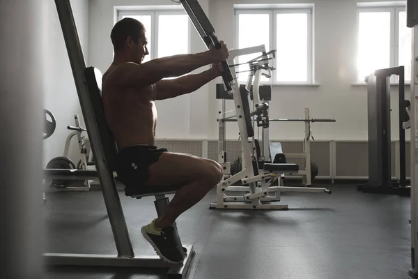 Retrato Fitness Atleta Hombre Con Cuerpo Muscular Hace Ejercicios Sobre — Foto de Stock