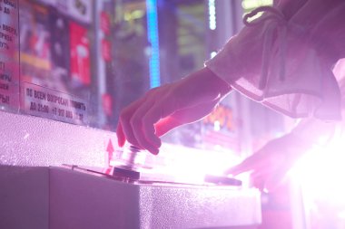 Rusya, Ufa - Ocak 2020: Alışveriş merkezinde kumar makinesi