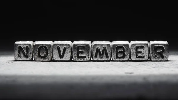 Volumetrische Inschrift November Silberne Metallwürfel Auf Dunkelschwarzem Hintergrund Terminkalender Persönliche — Stockfoto