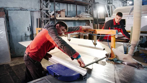 Framställning Och Tillverkning Trämöbler Möbelfabrik Arbetare Snickare Overaller Bearbetar Trä — Stockfoto