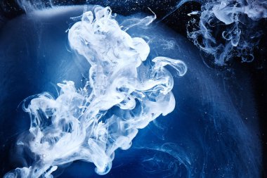 Soyut mavi dış uzay bilimi arka planı. Canlı renkler gökada gökyüzü, okyanus, deniz. Mistik sıvı kimyasallar duman, kimya ve biyoloji yaratıcı arkaplan kağıdı