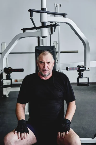 Homem Adulto Cabelos Grisalhos Treina Equipamentos Fitness Ginásio Bombeia Pernas — Fotografia de Stock