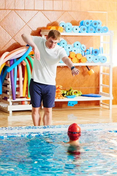 Papá Entrenador Enseña Hijo Nadar Divertirse Jugar Chapotear Una Piscina — Foto de Stock