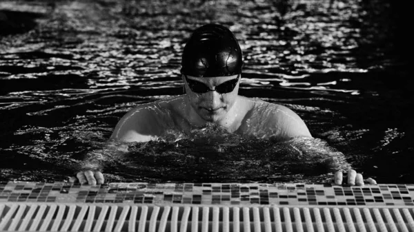 Close Retrato Homem Musculoso Desportivo Óculos Natação Boné Uma Piscina — Fotografia de Stock