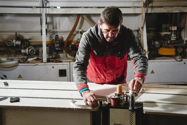 Processus Production Fabrication Meubles Bois Dans Usine Meubles Ouvrier Menuisier — Photo