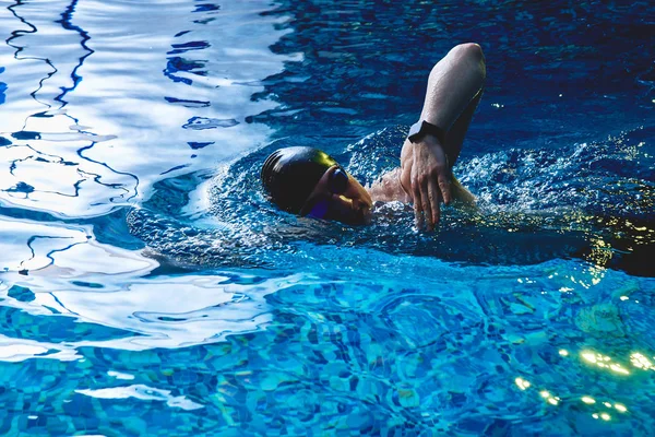 Professional Male Swimmer Crawls Underwater Blue Swimming Pool — Stock Photo, Image