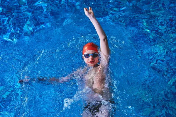 Joyful Sorrindo Menino Nadador Boné Óculos Aprende Natação Profissional Piscina — Fotografia de Stock