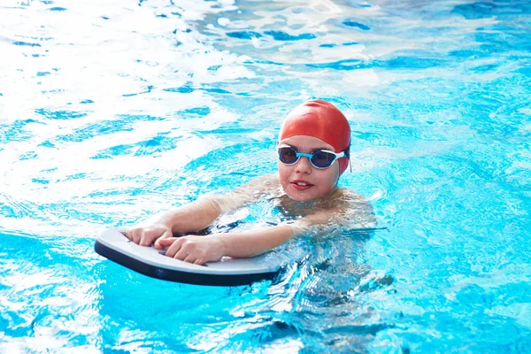 Joyful Lachende Jongen Zwemmer Een Pet Goggles Leert Professioneel Zwemmen — Stockfoto