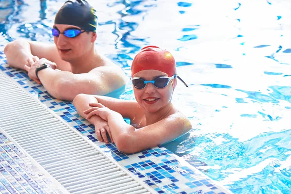 Papá Entrenador Enseña Hijo Nadar Divertirse Jugar Chapotear Una Piscina — Foto de Stock