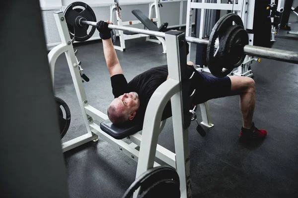 Adult Gray Haired Man Trains Fitness Equipment Gym Pumps Legs — 스톡 사진