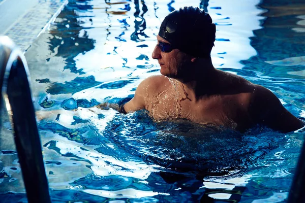 수영장에서 모자를 근육질의 남자의 근육질 초상화 — 스톡 사진