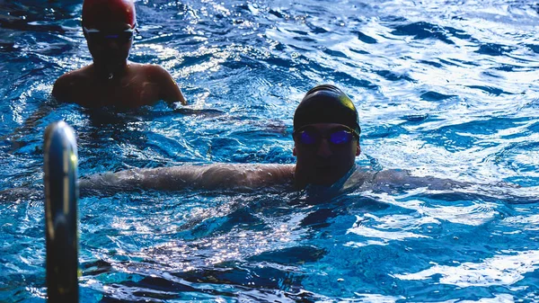Papá Entrenador Enseña Hijo Nadar Divertirse Jugar Chapotear Una Piscina —  Fotos de Stock