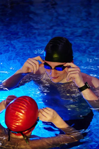 Papá Entrenador Enseña Hijo Nadar Divertirse Jugar Chapotear Una Piscina — Foto de Stock