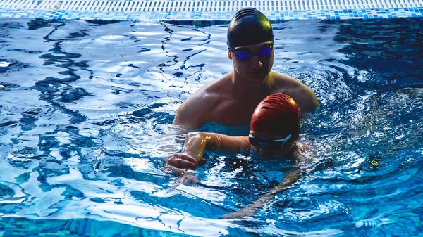 Papá Entrenador Enseña Hijo Nadar Divertirse Jugar Chapotear Una Piscina — Foto de Stock