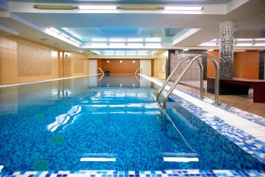 Kapalı yüzme havuzu, kaplıca, spor salonunda rahatlama ve sauna.