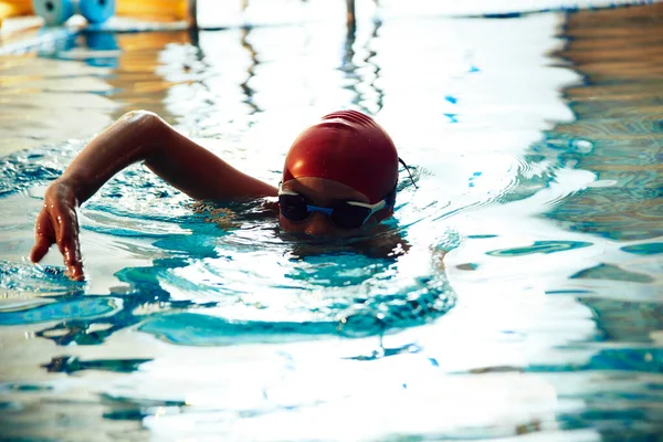 Joyful Lachende Jongen Zwemmer Een Pet Goggles Leert Professioneel Zwemmen — Stockfoto