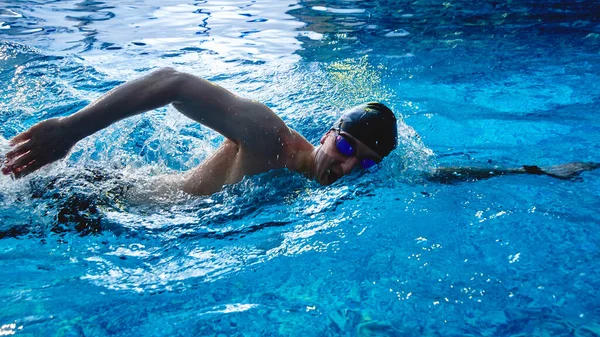 Professional Male Swimmer Crawls Underwater Blue Swimming Pool — Stock Photo, Image