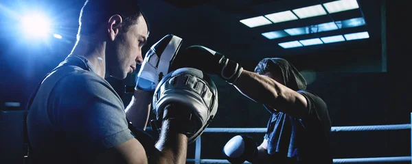 屋内ボクシングリング 暗い色で手袋の列車の戦いを持つプロのボクサー — ストック写真