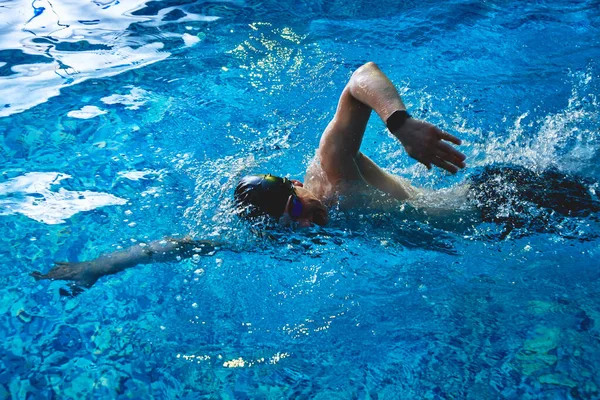 Professionele Mannelijke Zwemmer Kruipt Onder Water Een Blauw Zwembad — Stockfoto