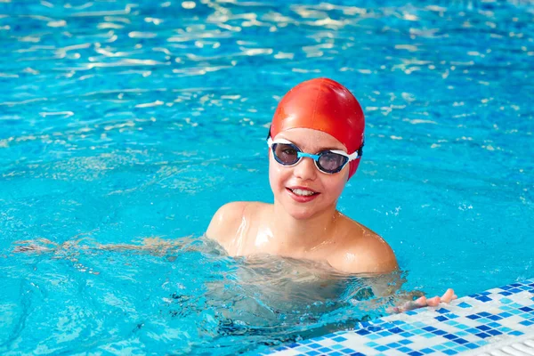 Joyful Lachende Jongen Zwemmer Een Pet Goggles Leert Professioneel Zwemmen — Stockfoto