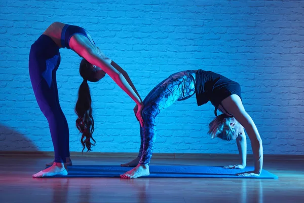 Две Гибкие Пластиковые Девушки Делают Упражнения Пилатесе Коврике Студии Йоги — стоковое фото