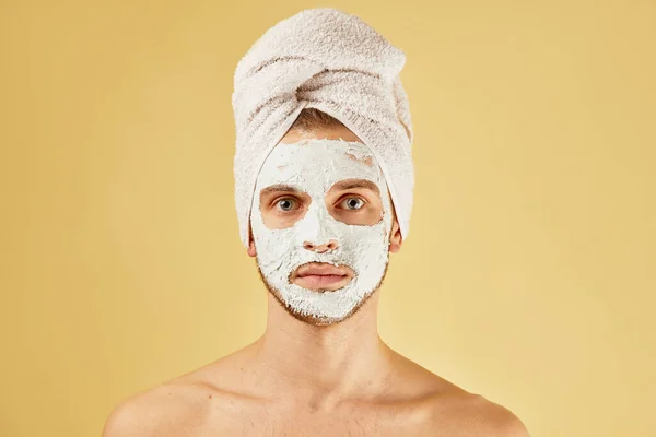 Portret Przystojnego Nieogolonego Mężczyzny Ręcznikiem Głowie Białą Maską Twarzy Studiu — Zdjęcie stockowe