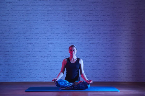 Sorrindo Jovem Mulher Meditando Posição Lótus Tapete Ioga Dentro Casa — Fotografia de Stock