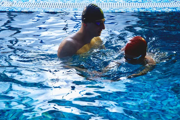 Papá Entrenador Enseña Hijo Nadar Divertirse Jugar Chapotear Una Piscina —  Fotos de Stock
