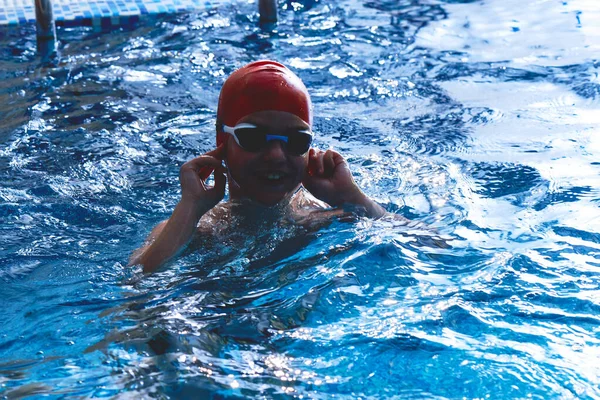 모자를 수영하는 즐거움을 미소짓는 고글스는 근접히서 장에서 수영을 배운다 — 스톡 사진