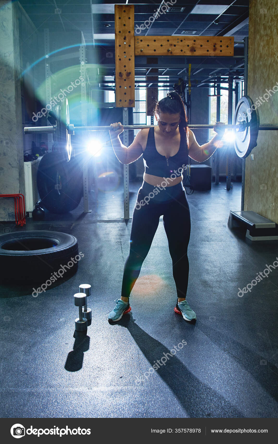 Candid Jeune Femme Forte Entra ne Avec Halt re Dans Salle 