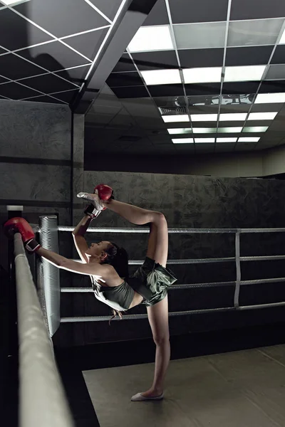 Young Sexy Girl Boxing Gloves Sportswear Doing Stretching Ring — Stock Photo, Image