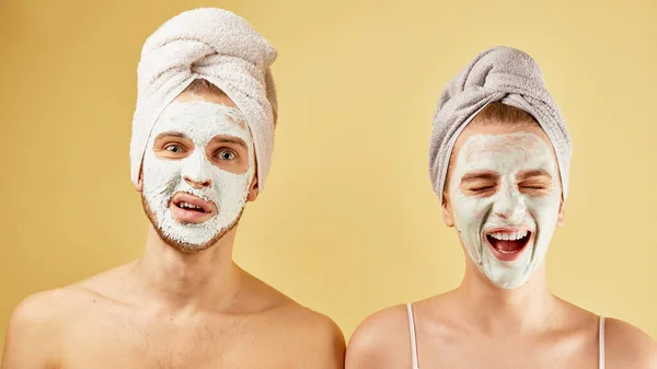 Amigos Jóvenes Chico Chica Con Emociones Expresivas Divertidas Toalla Cabeza — Foto de Stock