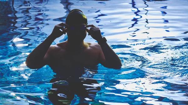 수영장에서 모자를 근육질의 남자의 근육질 초상화 — 스톡 사진