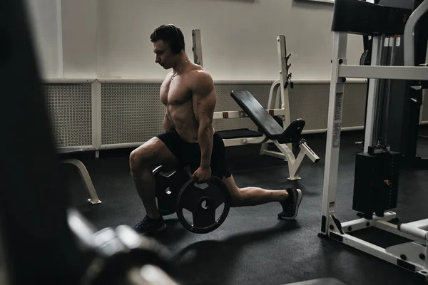 Athlète Musclé Homme Avec Torse Dans Casque Entraînement Dans Salle — Photo