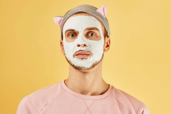 Porträtt Skäggig Rolig Man Med Vit Kosmetisk Mask Ansiktet Studion — Stockfoto