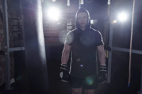 Professionell Boxare Muskulös Man Slår Boxningssäck Boxningshandskar Tränar Idrottsman Gymmet — Stockfoto