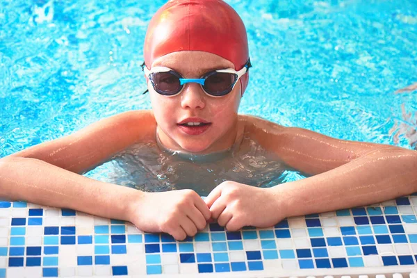 Joyful Lachende Jongen Zwemmer Een Pet Goggles Leert Professioneel Zwemmen — Stockfoto