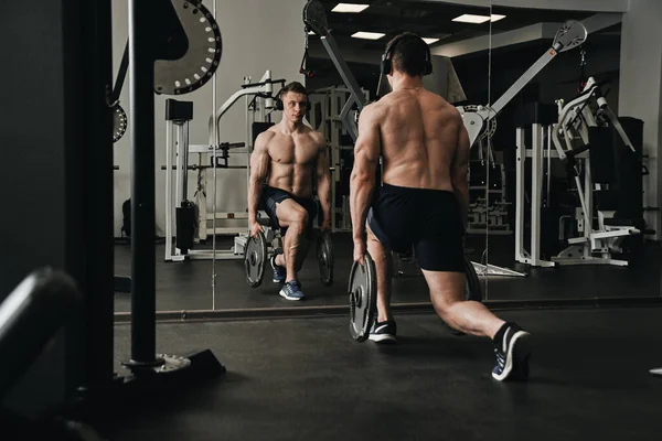 Hombre Atleta Muscular Con Torso Desnudo Auriculares Entrenamiento Gimnasio Bombea — Foto de Stock