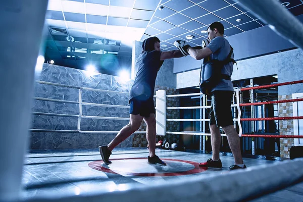 带手套的职业拳击手在室内拳击台上打斗 — 图库照片