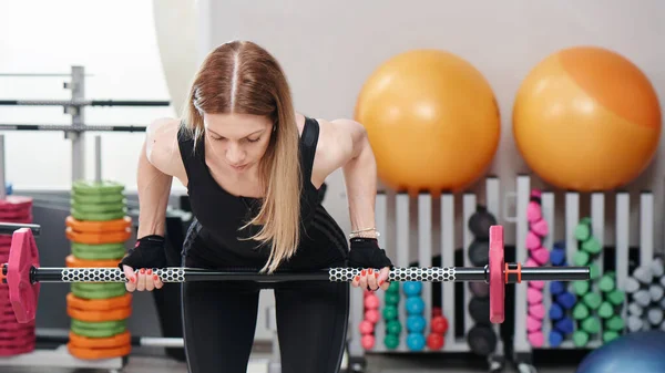 Mulher Close Com Barra Treino Fitness Grupo Com Treinador Fazendo — Fotografia de Stock